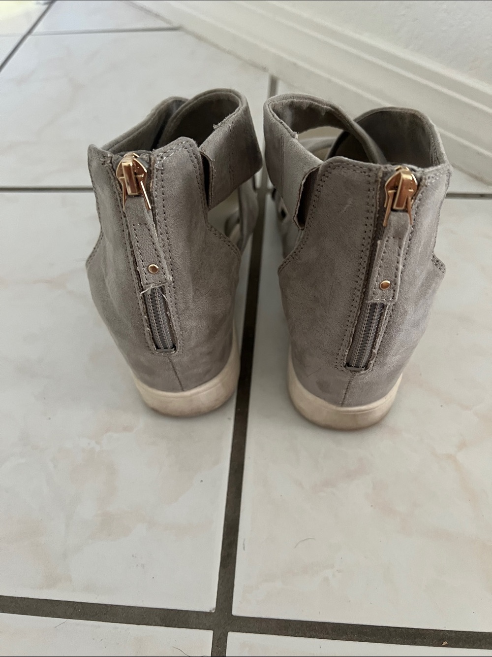 Dr Scholl’s Gray Suede Crisscross Sandals - Women - Picture 3 of 4